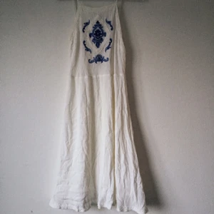  - Super cute halter neck dress! The size is 44 but is kind of small. Would fit 38-44 depending on how loose you want it to be! 💐