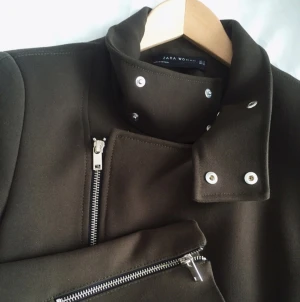  - Säljer denna fräcka höst/vår-jackan som jag köpte i våras för 1199 kr på Zara. Den har bara använts en gång innan och är så gott som ny! Jackan är i en mörk khaki-grön färg. Bor i Göteborg! 