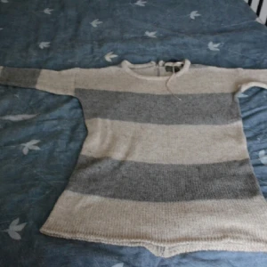  - En mysig stickad tröja som inte är använd så många gånger.  En dragkedja på ryggen som går ända ner. 🙈