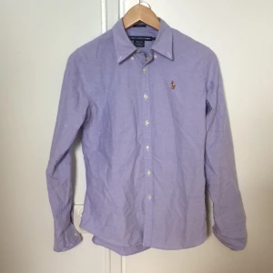  - Oanvänd Ralph lauren sport skjorta i slim fit. Kan användas både kille som tjej.