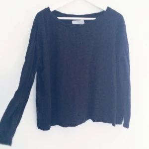  - Svart oversize tröja med tightare armar, aldrig använd! 🌙