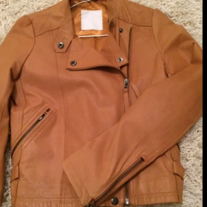  - Superfin skinjacka från MQ. Använts ett par ggr. Som ny. Ord pris 2400kr