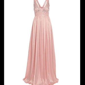  - Nypris 1200kr  Vacker balklänning som är helt oanvänd pga att den inte passade till mina skor. Inköpt för två veckor sedan. Det är inbyggd bh i den.