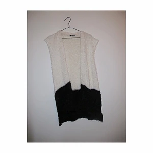  - Mysig väst med fickor från Gina Tricot. Frakt 56kr ✨