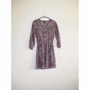  - Prickig klänning från H&M, använd 1 gång! Frakt 42kr ✨