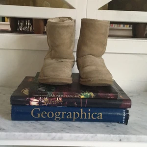  - Fina Uggs i biege.  Nypris 2200  Köparen betalar eventuell frakt