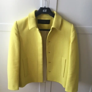  - Perfekt oanvänd vårkavaj i nyskick! Inköpt på ZARA 