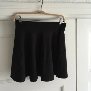  - Svart kjol från H&M! Köparen står för eventuell frakt 