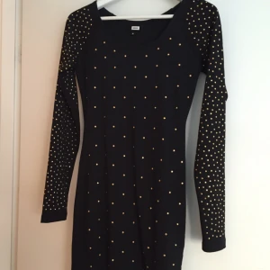  - Svart fodralklänning med guldiga små nitar, använd 1 gång. 