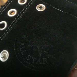  - Oanvända converseskor, alltså i väldigt bra skick! Lite fodrade på skaftet men inte i själva skon. 