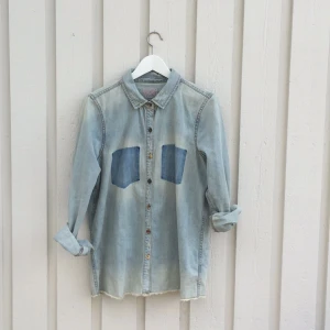  - En oversize ljus jeansskjorta med coola detaljer som blivit försummad i min garderob, köpt från Carlings! Sparsamt använd! 

Kan mötas upp i centrala Stockholm men är öppen för frakt och swish! 