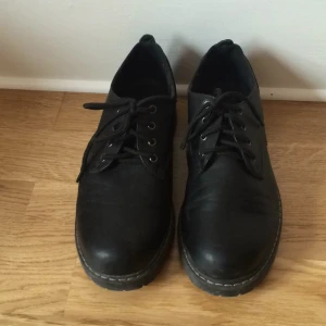  - Svarta snygga dr nattens kopior från din sko! Köpare betalar frakten. Kan även mötas upp i Örebro! 