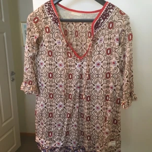  - Sidenklänning från Oddmolly  Köparen betalar eventuell frakt