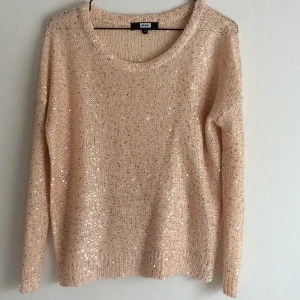  - 
Ljusrosa, stickadmed paljetter från bikbok
Använd några få gånger