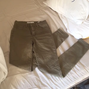  - Militärgröna byxor från Cubus. Bekvämt material som är tunt och skönt mot benen. Tyvärr för små för mig :-( 

Frakt tillkommer, möts även upp i sollentuna och täby 🍃