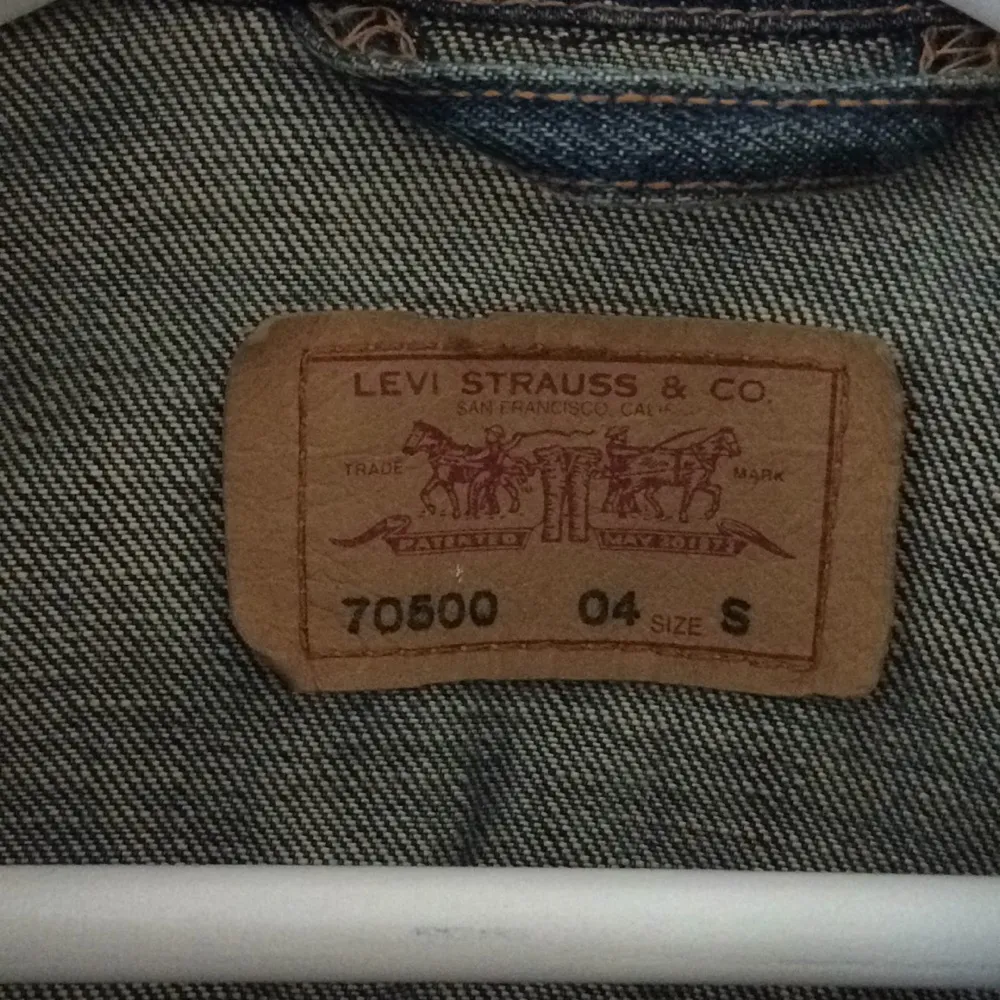 Säljer min jeansjacka inköpt för tio år sedan! Har knappt använt den pga för liten i storleken. Jättefint skick. Frakt tillkommer . Jackor.