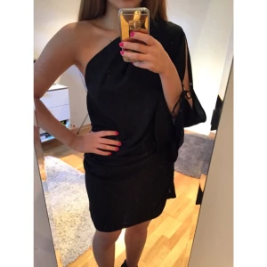  - Supersnygg svart klänning med en arm. Använd 2 ggr