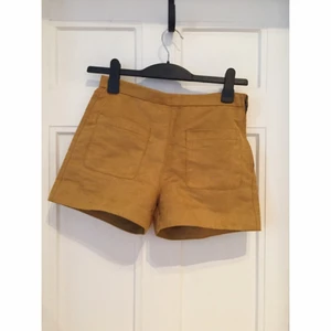  - Shorts höga i midjan. Mocka-känsla. 