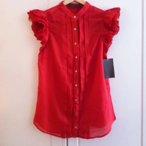 Röd blus från Zara. Volang på ärmarna. Aldrig använd. - Röd blus från Zara. Volang på ärmarna. Aldrig använd.