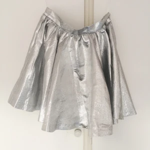  - Oanvänd kjol från Nelly trend i ett häftigt silvrigt tyg. Ser lika fluffig och härlig ut på som på galgen! Passar även dig med storlek S! Gratis frakt 👌🏻✨