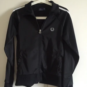  - Fred Perry tröja, skitsnygg! Kan mötas upp i stockholm :)