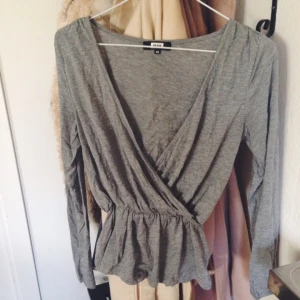  - Mjuk, grå tröja från Bikbok! Resår i midjan.