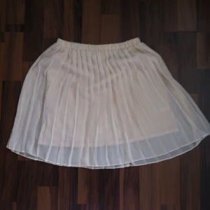  - 🐚Sagolikt fin plisserad kjol i gräddvit nyans🐚

• Storlek: XS, passar även S 
• Märke: Sparkle & fade
• Material: 100% polyester 
• Skick: Knappt använd
• Övrigt: Dessvärre en hel del fläckar, ej testat att ta bort dem i tvätten - därav priset
• Frakt: 13