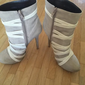  - Skor från Nelly, använda en gång. Priset går diskuteras då de inte kommer till någon användning. 