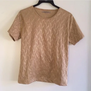  - Guldig top med mönster. Frakt påkommer! Jag tar även emot betalning via swish! 