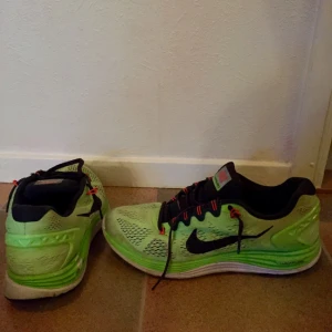  - Träningsskor från Nike, köpta i början av oktober och använda en gång sedan dess. Bra skick ☺️