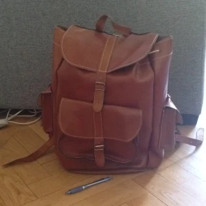  - Ryggsäck i äkta skinn. Sparsamt använd och i väldigt bra skick. Kan mötas upp i sthlm eller skicka. Köparen betalar frakt. Swish, överföring eller cash går bra. 
