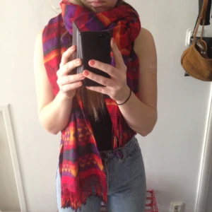  - Halsduk i klara färger. Fint skick. 