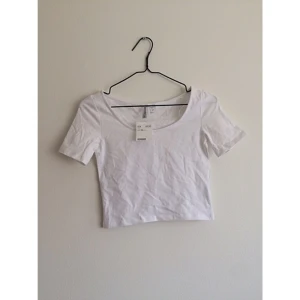  - Crop top t-shirt från H&M. Aldrig använd! Frakt 28kr✨