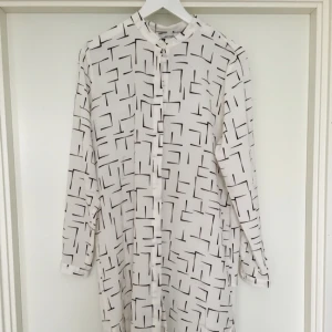  - Snygg skjortklänning från Monki i storlek S. Aldrig använd med prislappen kvar✌🏼️ supersnygg att använda både knäppt som en klänning eller öppen över något annat snyggt✨👊🏼