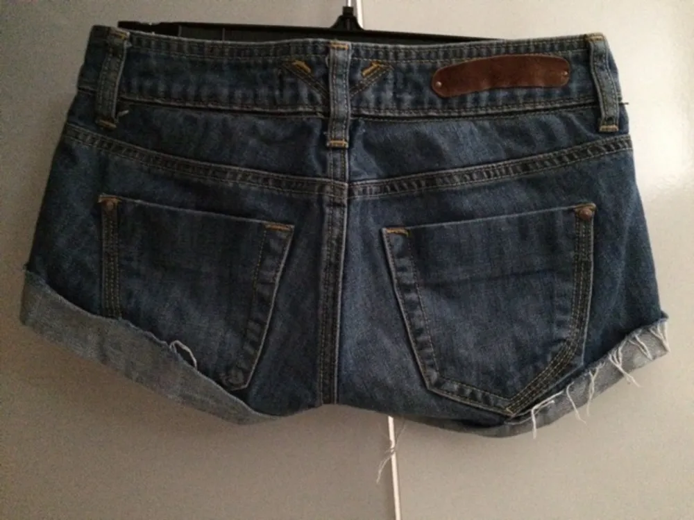 Säljer mina super snygga shorts från Bershka i storlek 34. Använda fåtal gånger. Snygga slitning och paljett detaljer(se bild).  Säljer dom på grund av att rumpan ej vill komma i dom längre :). Shorts.