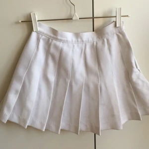  - Tennis-kjol från American Apparel, väl använd men fortfarande snygg och hel. 