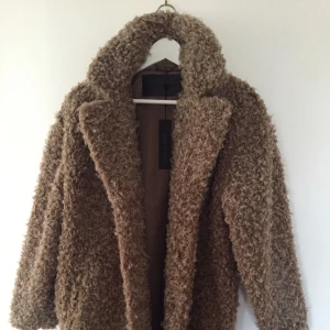  - Jättefin fake fur från danska Storm & Marie.
Aldrig använd med lappen kvar!