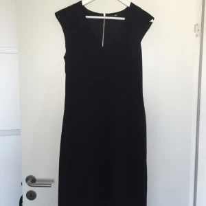  - Svart elegant klänning från HM använd endast 2 ggr. 

Frakt tillkommer 