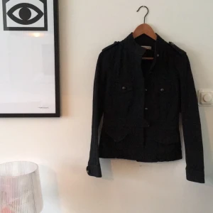  - Fin jeansjacka i militär stil från zara. 

Köparen betalar eventuell frakt
