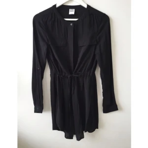  - Blus med knappar och dragsnöre i midjan. Jättefin! Kan användas som klänning. 