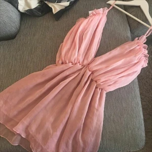  - Superhärlig jumpsuit som är både söt o vacker till en efterlängtad sommardag. Alldeles för stor för mig med xs, passar nog den med större byst mer.