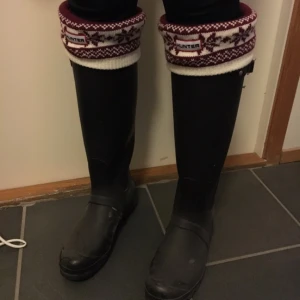  - Rödvita stövelstrumpor i fleece från Hunter, som används i gummistövlarna för att de ska bli varma. Supersköna och använda endast en gång! Passar inte mig så säljer de därför. 