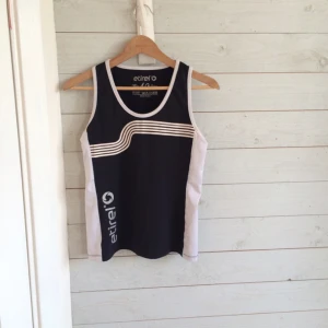  - Svart träningstop i oanvänt skick. 🎈 
märke: etirel