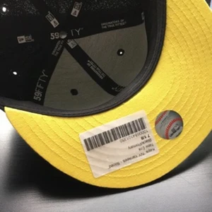  - Den är tyvärr för liten för mig, därmed aldrig använd. Storlek 7 1/8 som är 56.8 cm. Jag svarar gärna på frågor och kan skicka fler bilder om så önskas. 