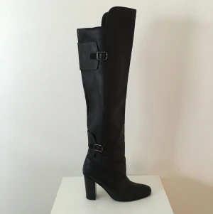  - Knähöga stövlar från H&M i äkta skinn. 

Använda endast en gång, så gott som nya. 