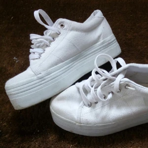  - Platåsneakers med attityd. Nästan nyskick. Dom väntar på en kryddig människa med storlek 37.