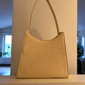 Axel väska  - Väska med krokodilmönster, off white 🌸 köparen betalar frakt.