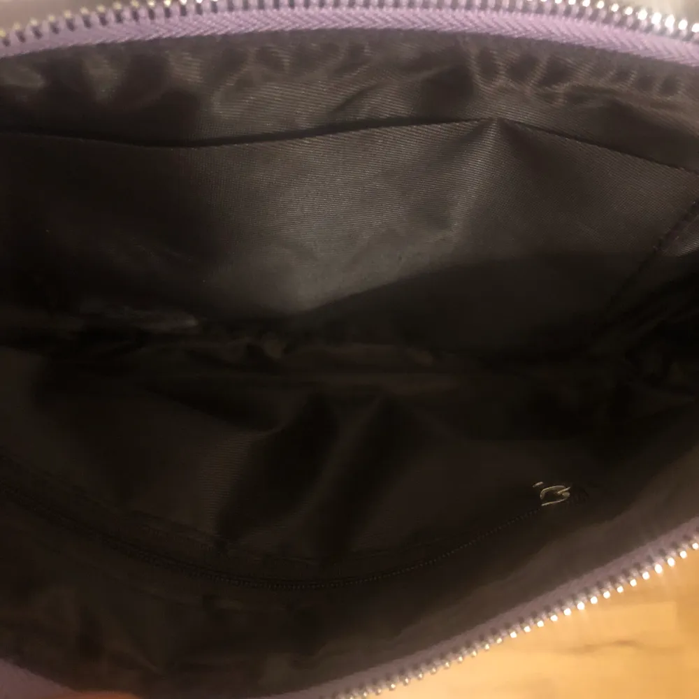 Intressekoll på denna Jättefina lila baguettebag! Älskar denna väskan jättemycket men den har tyvärr inte kommit så mycket till användning då jag inte brukar använda små väskor så ofta💕💕  dm vid intresse och priset går att diskuteras!💕💕. Väskor.
