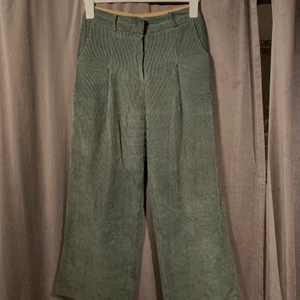 Gröna Manchester byxor.  - Super fina byxor i Manchester. Sparsamt använda. 