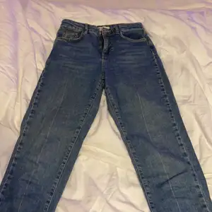 Säljer mina straight jeans från Gina, otroligt snygga och använd Max 5 gånger, dom är i strl 34 men är lite korta för mig och jag är 172